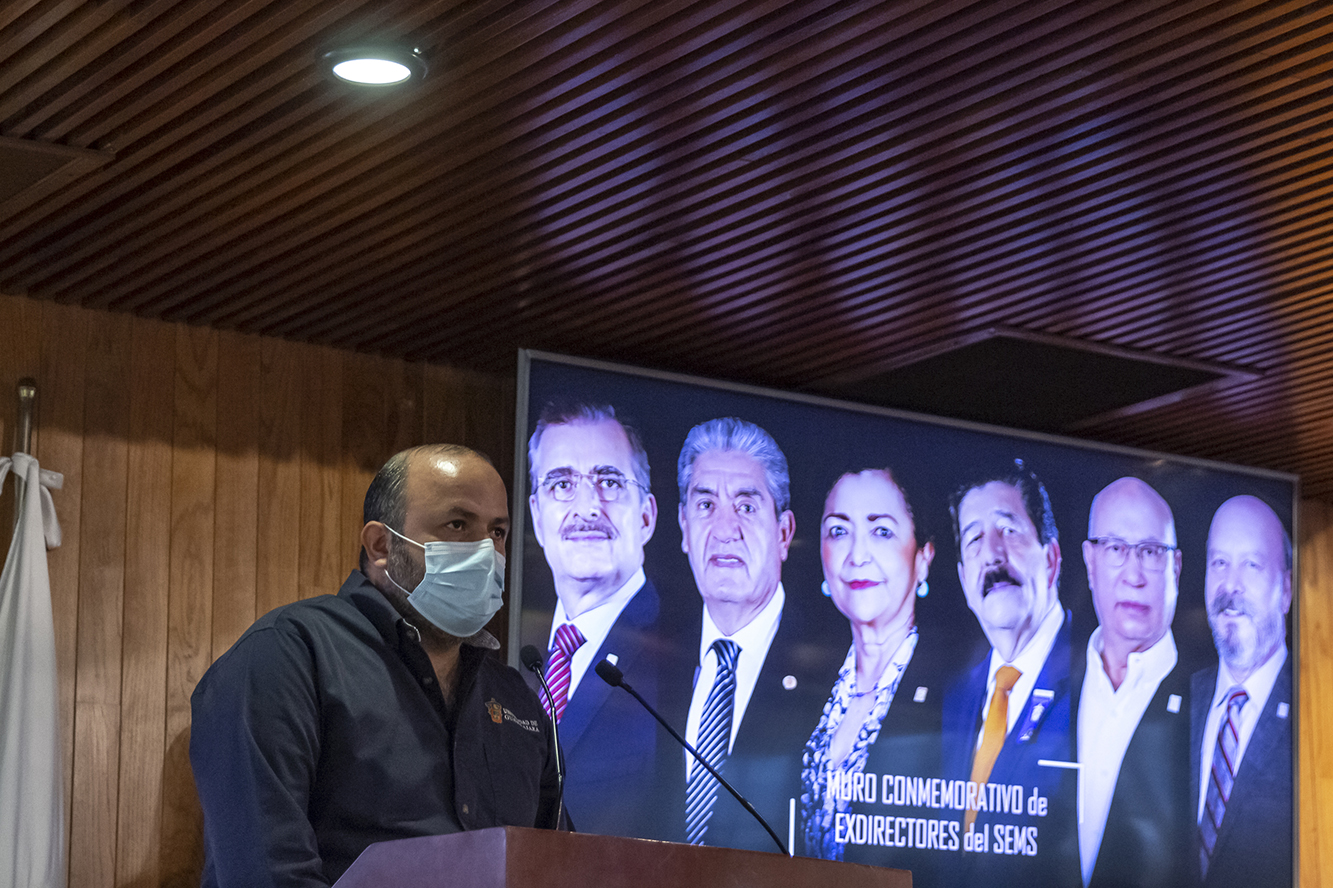 Develan muro conmemorativo, en el auditorio del edificio Valentín Gómez Farías, dedicado a exdirectores del SEMS