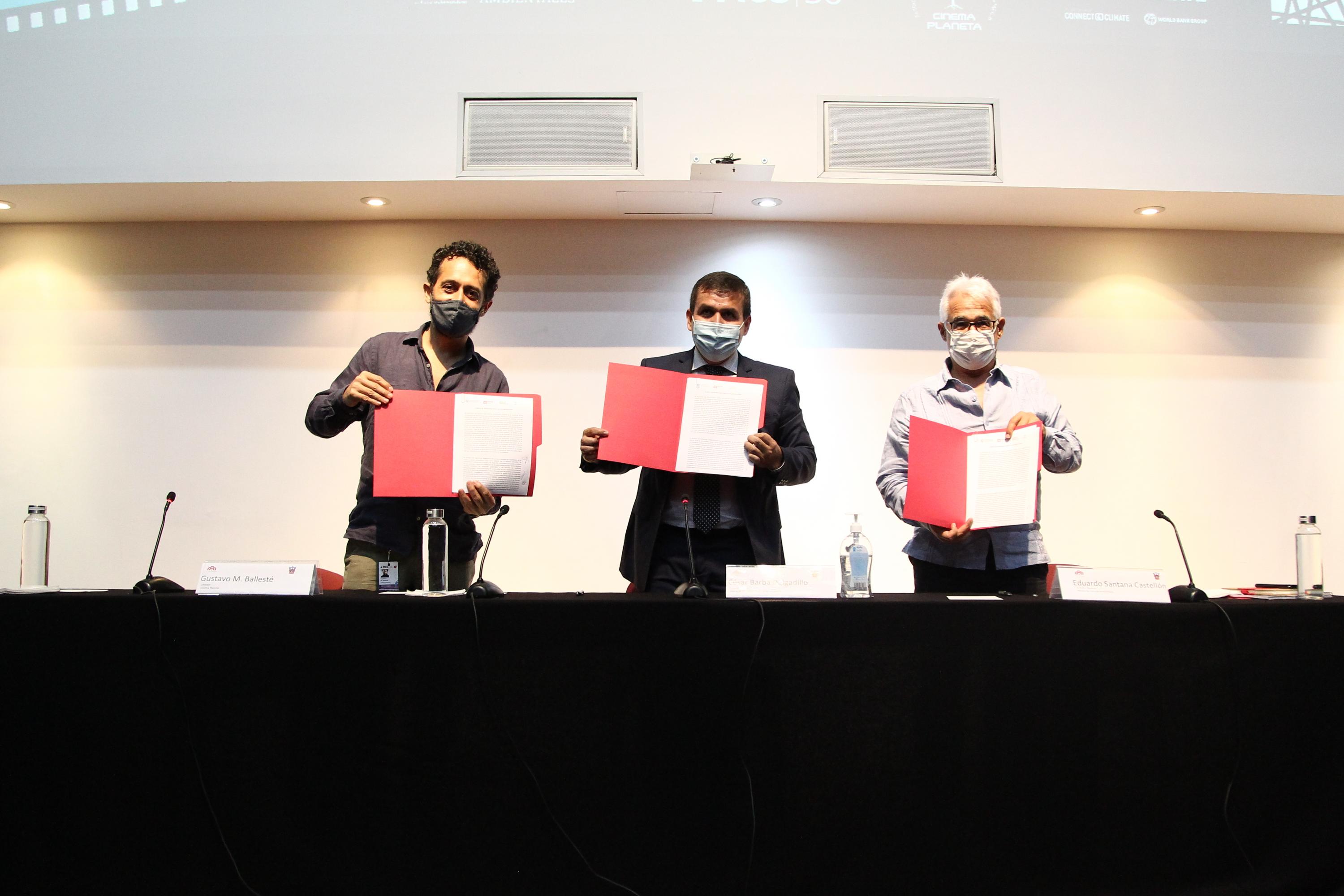 Firman acuerdo para llevar cine ambiental a Prepas UDG