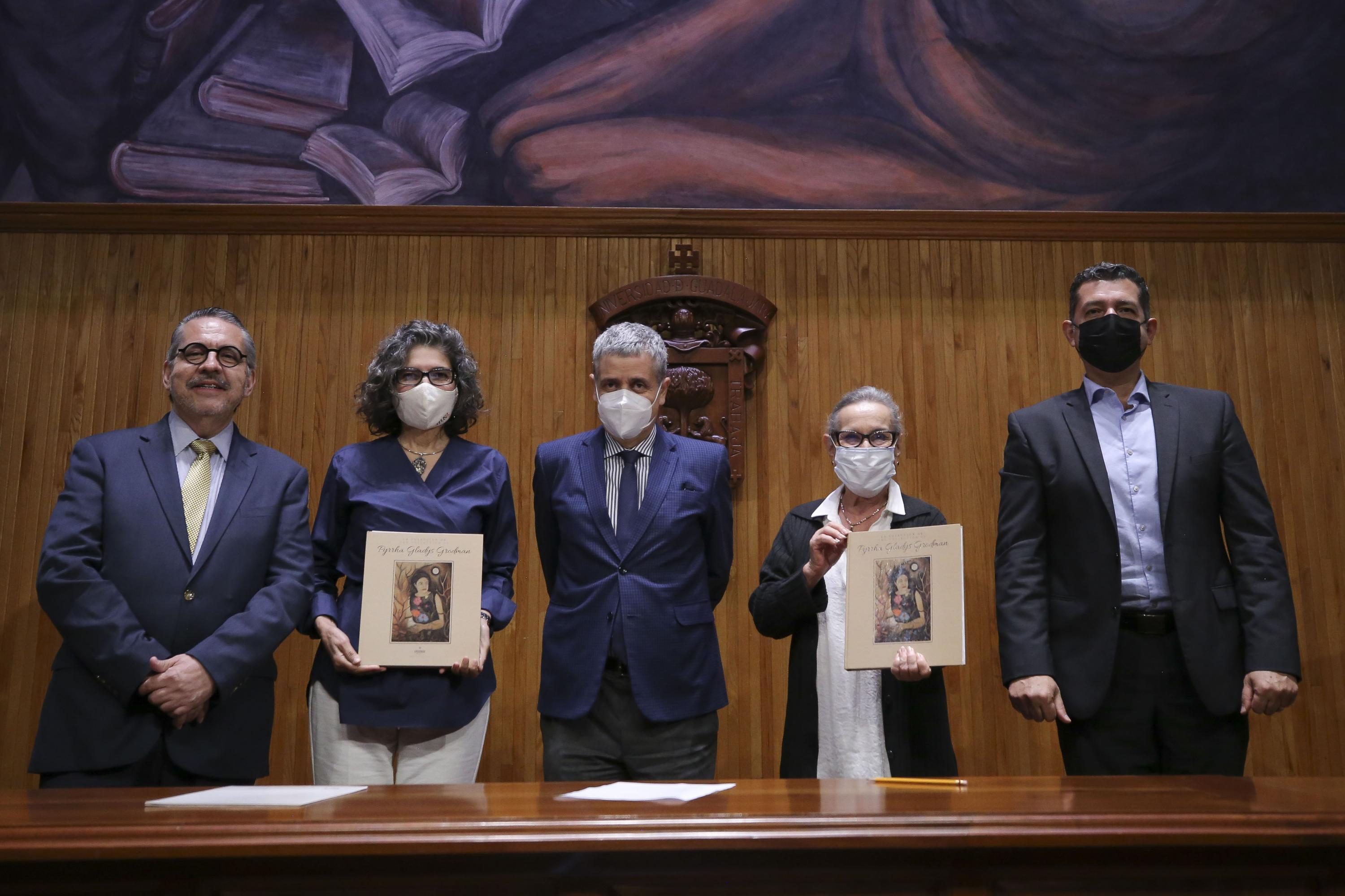 Presentan catálogo de colección Pyrrha Gladys Grodman en Paraninfo UdeG