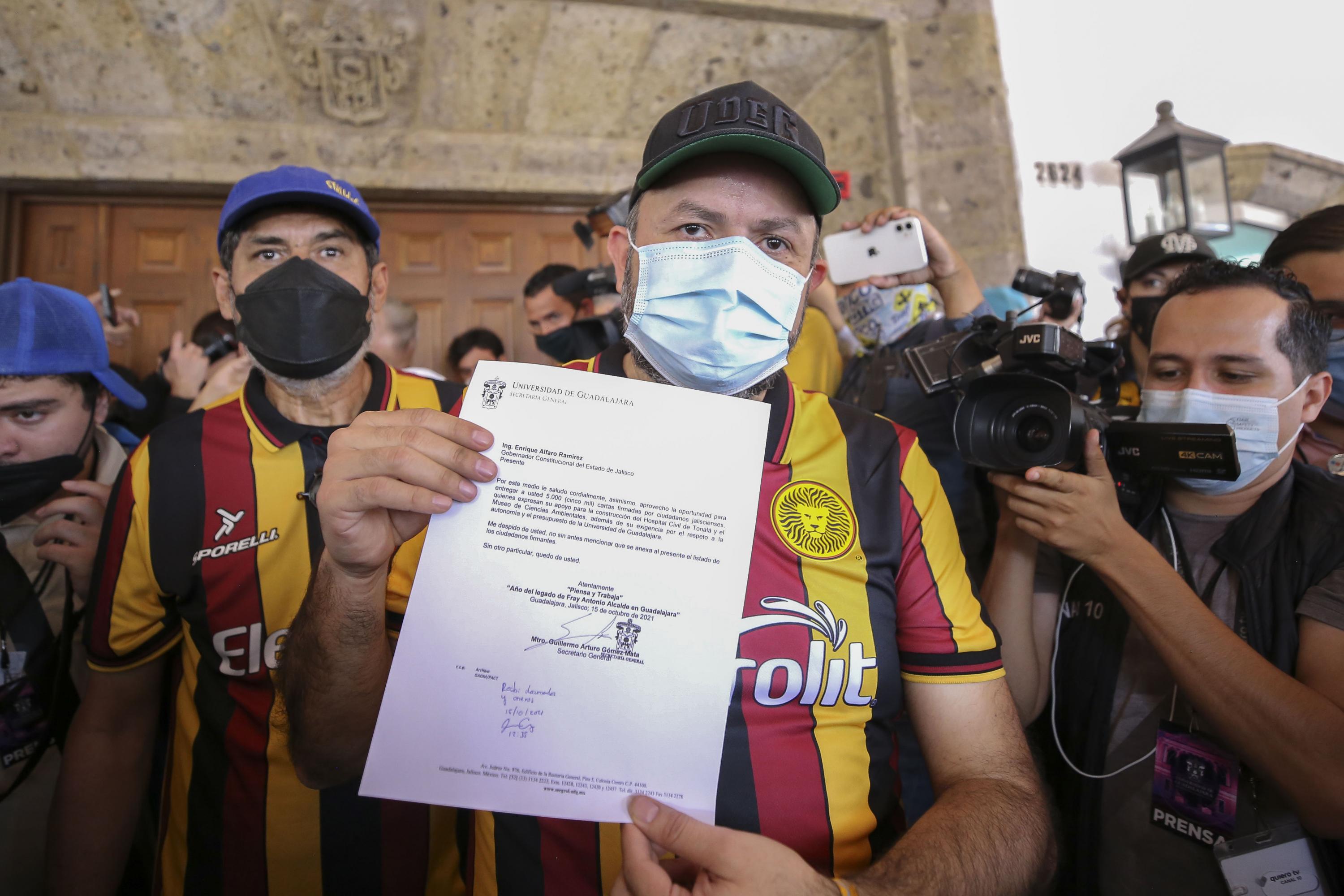 Entrega la UdeG 5 mil cartas al Gobernador del Estado para exigir el respeto a la autonomía universitaria