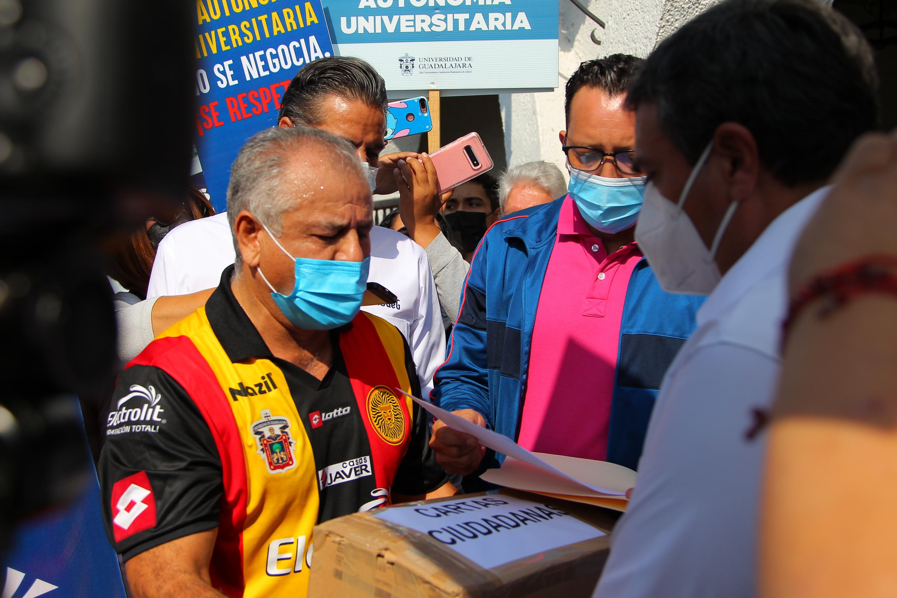 Traslada 3 mil cartas de apoyo a la UdeG la comunidad de la Preparatoria 2