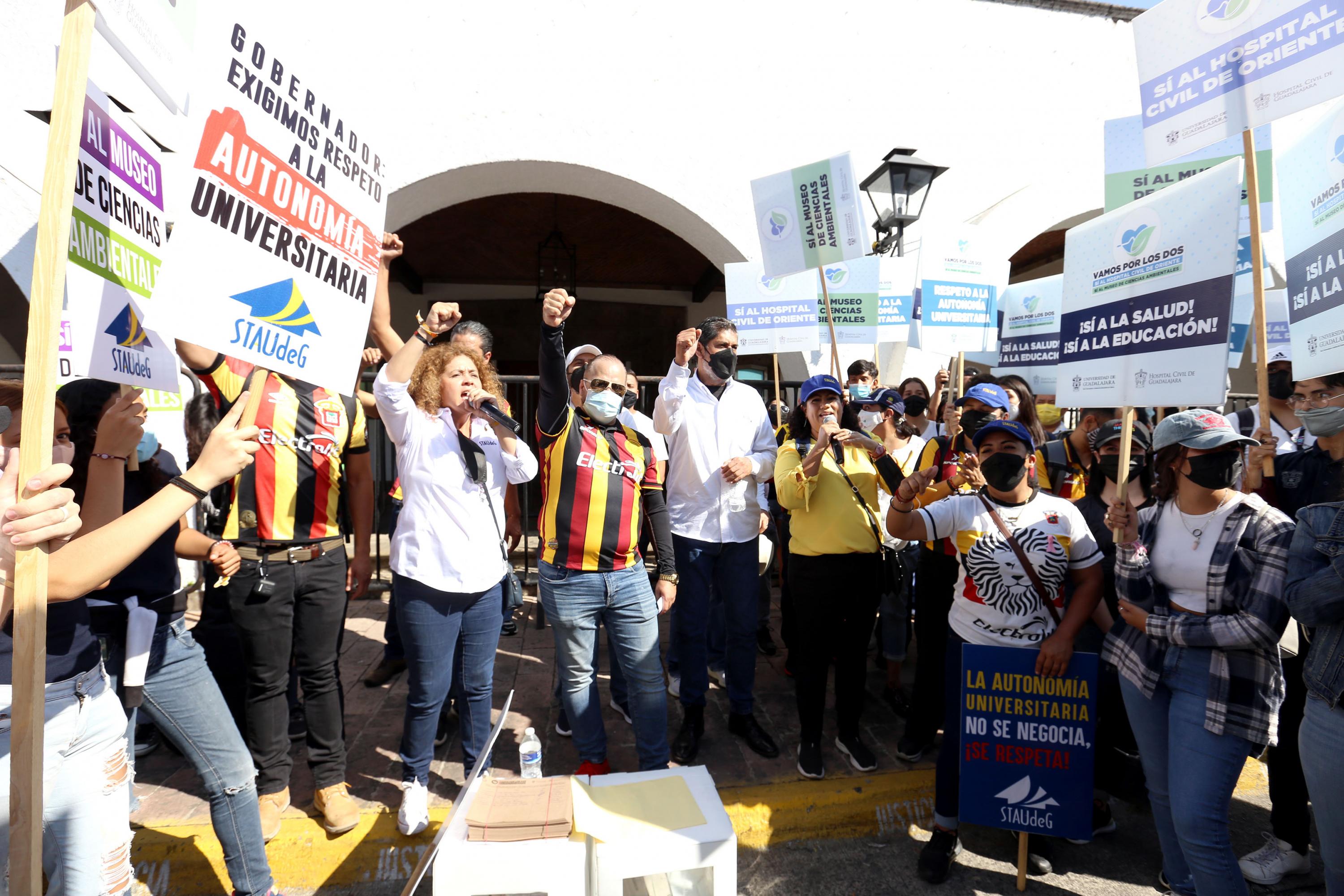 Suman 26 mil 100 cartas dejadas en Casa Jalisco; la Preparatoria 3 entregó 3 mil 100 más 