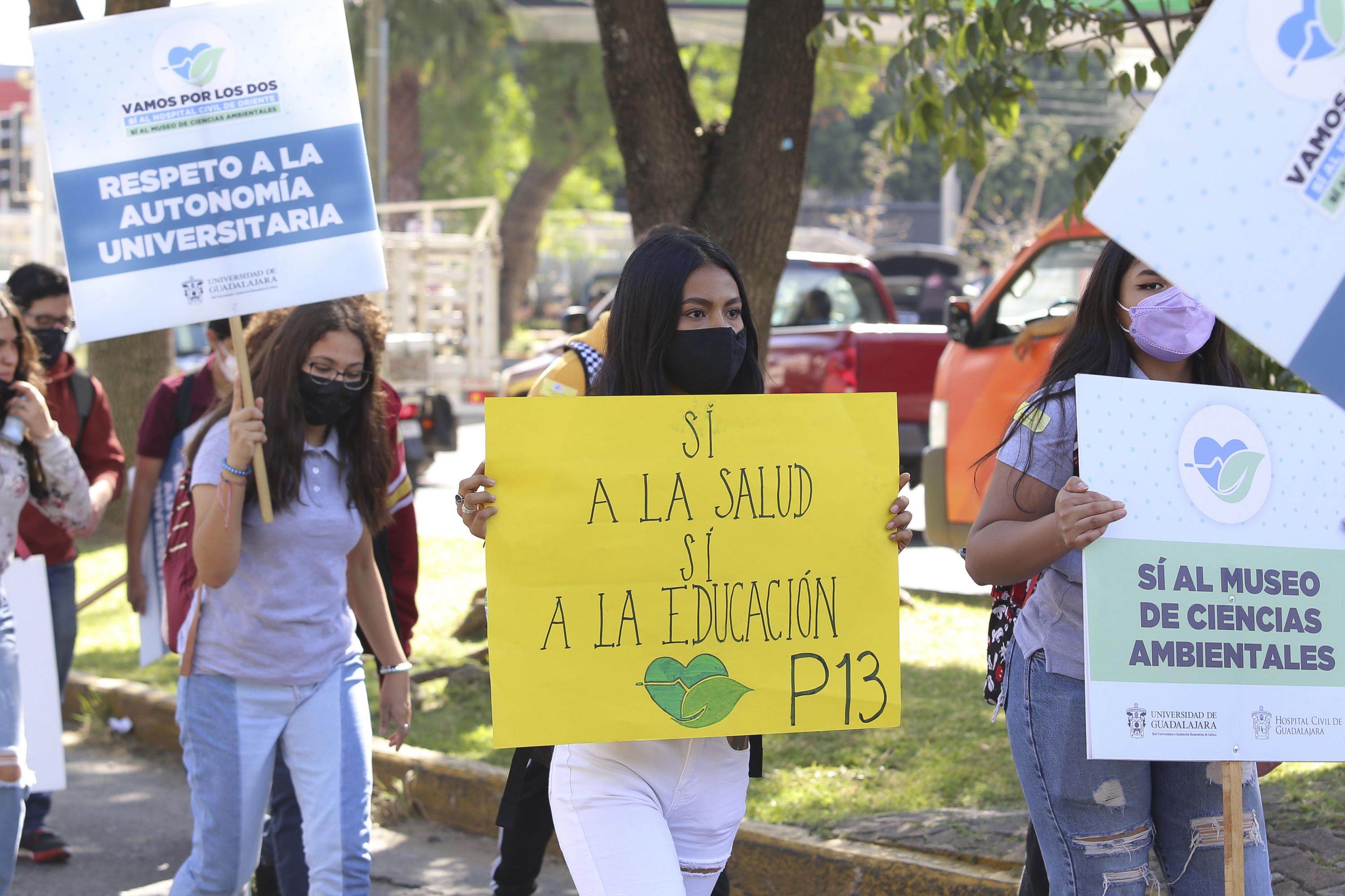 La Preparatoria 13 realiza la décimo quinta caminata en defensa de la autonomía universitaria